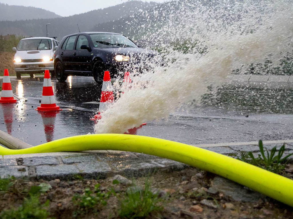 Mai: Ein Unwetter setzt Elzach unter Wasser.