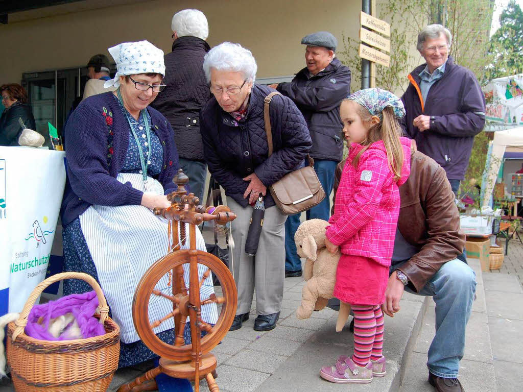 April: Beim Naturparkmarkt in Elzach kann man Handwerkern bei ihrer Arbeit zusehen.