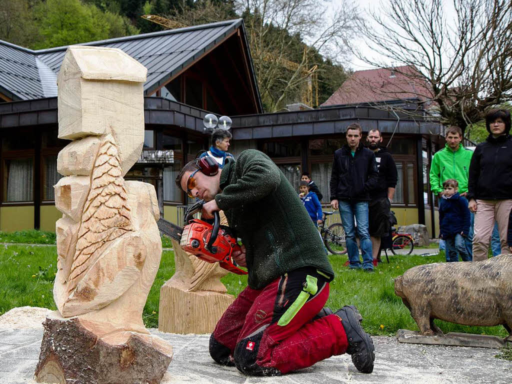 April: Beim Naturparkmarkt in Elzach entstehen auch Kunstwerke aus Holz.