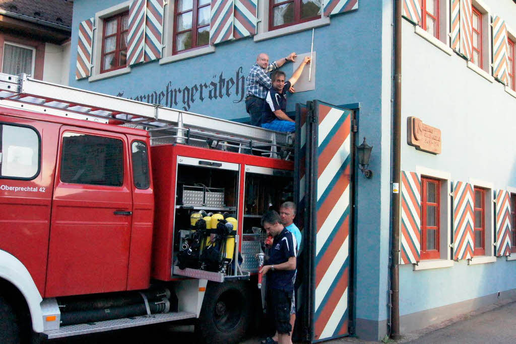 Juli: Die Feuerwehr Oberprechtal poliert die Fahrzeuge und das Gertehaus zur 75-Jahr-Feier auf.