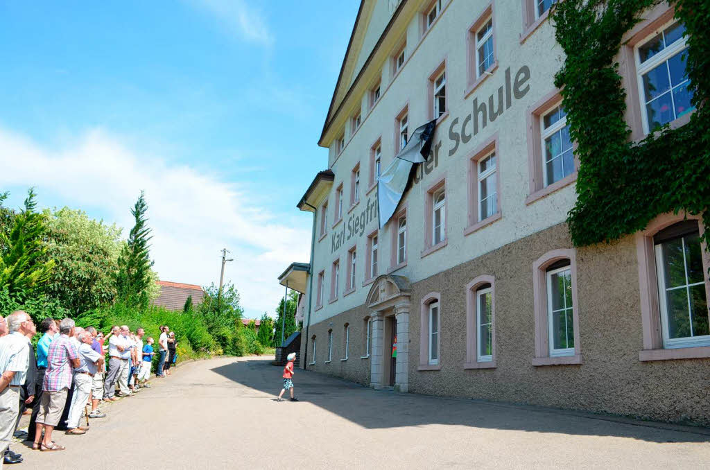 Juli: Enthllung des neuen Schulnamens „Karl Siegfried Bader“ an der Grundschule Prechtal.