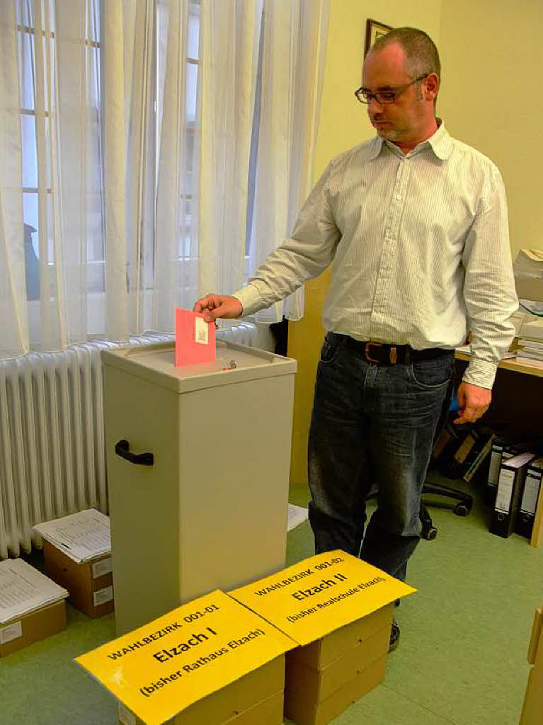 September: Wahlleiter Michael Burger probt in seinem Dienstzimmer in Elzach schon mal die Stimmabgabe.