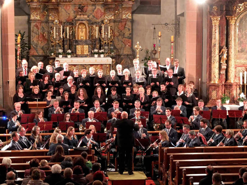 November: Der Kirchenchor St. Nikolaus Elzach und das Blasorchester Prechtal gestalten ein Benefizkonzert in der St.-Nikolaus-Kirche.