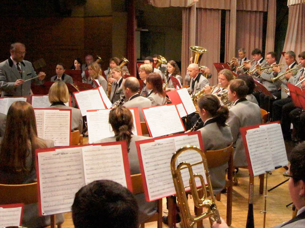 November: Die Kapelle Katzenmoos mit Dirigent Karl Fischer zeigte sich bei ihrem Herbstkonzert von ihrer besten Seite.