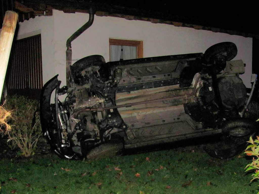 November: Ein junger Autofahrer verwandelt sein Auto zwischen Prechtal und Elzach in ein Flugobjekt und landet vorm Haus.