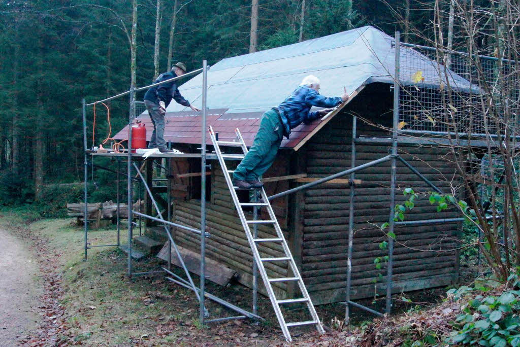 November: Fleiige Rentner sanieren das Dach der Kostgrundhtte.