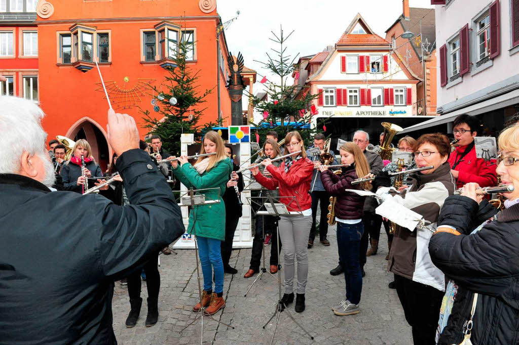 Die Stadtkapelle musiziert an Heiligabend in der Innenstadt.