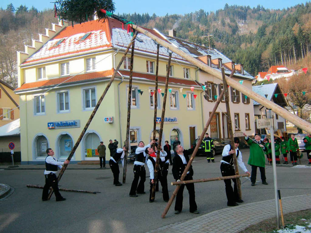 Januar: Hau-ruck: Narrenbaumstellen in Gutach mit Hilfe von Prechtler Zimmermannsmaarbeit.