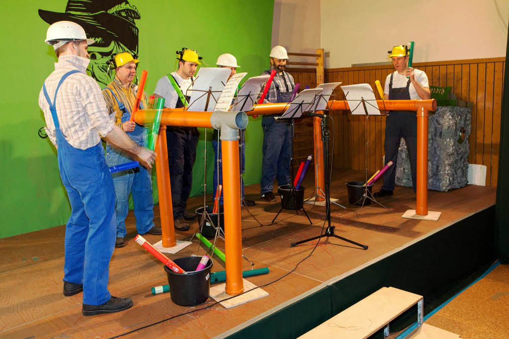 Februar: Das Mnnerballett machte mit Leitungsrohren Musik.