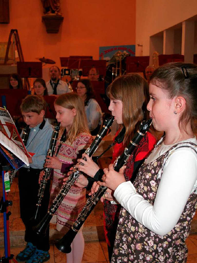 April: Die Blserklasse der Grund und Werkrealschule Zweitlerland erffnete das Kirchenkonzert in St. Michael.