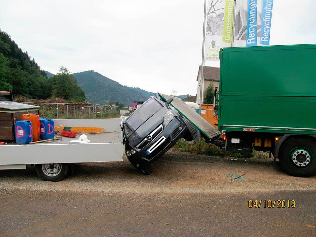 Oktober: LKW rollt auf PKW. Der PKW eingeklemmt zwischen zwei Lastern.