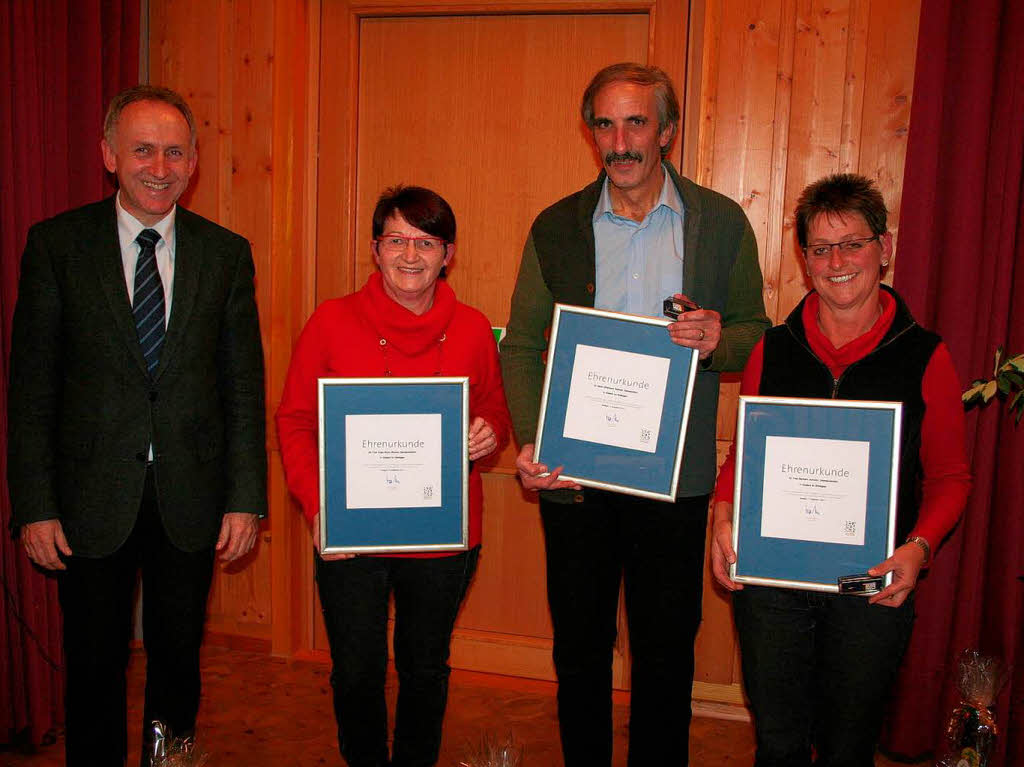 Dezember: Brgermeister Singler ehrte die langjhrige Gemeinderte Rosa-Maria Wernet, Eberhard Oswald und Barbara Schuler.