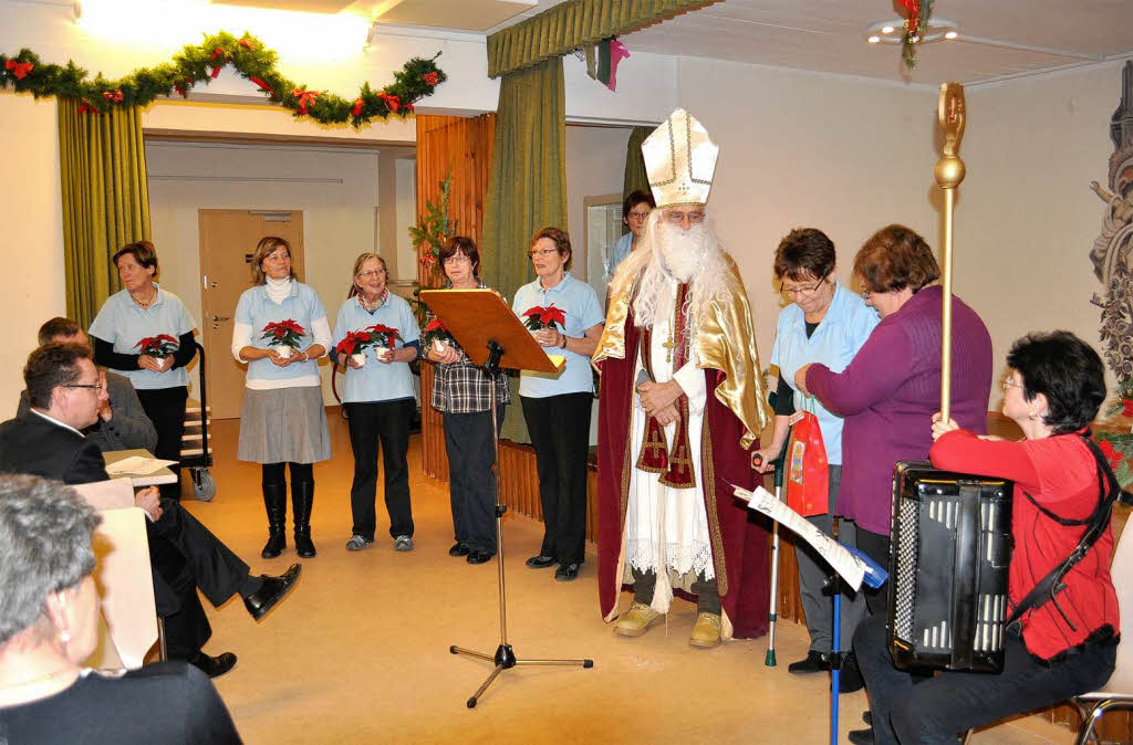 Dezember: Der Nikolaus kam zur Seniorenweihnacht der kfd nach Gutach.