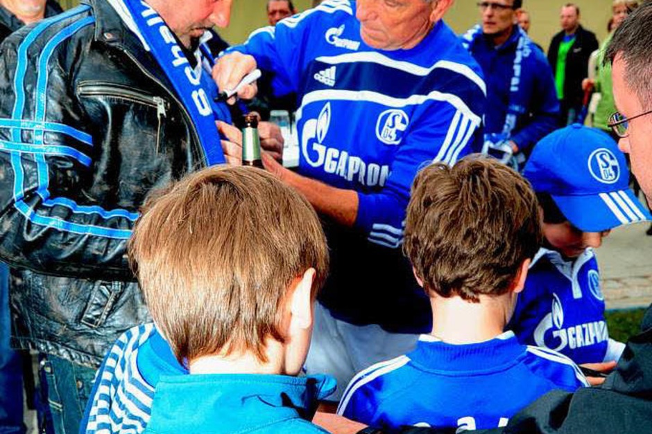 Mai: Heiß begehrt bei den Schalke-Fans: Autogramme von Klaus Fischer. (Foto: Horst Dauenhauer)