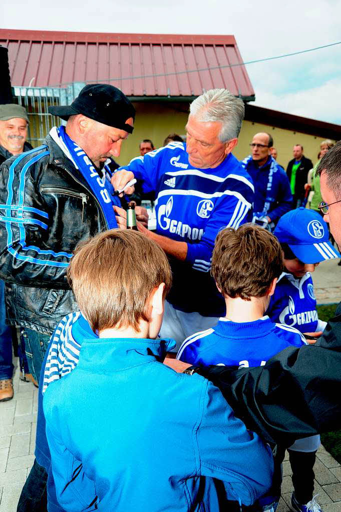 Mai: Hei begehrt bei den Schalke-Fans: Autogramme von Klaus Fischer.
