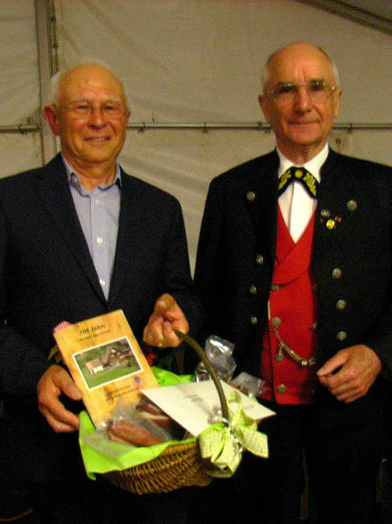 Mai:  Erich Schwr vom Brauchtumsverein dankte  Primus Schuler fr die neue Chronik „300 Jahre lmhle“ in Simonswald.