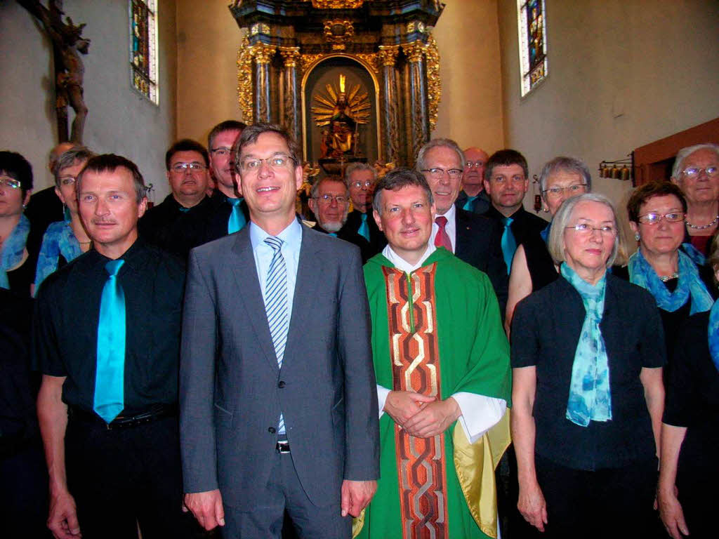 Juli: Vertreter der politischen und Kirchengemeinde gratulierten dem Kirchenchor.