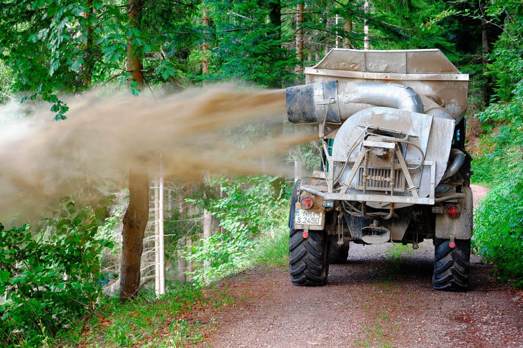 August: Gewaltige Geblse sprhen in Wildgutach den angefeuchteten Kalk von vier Rdern aus in die Wlder.