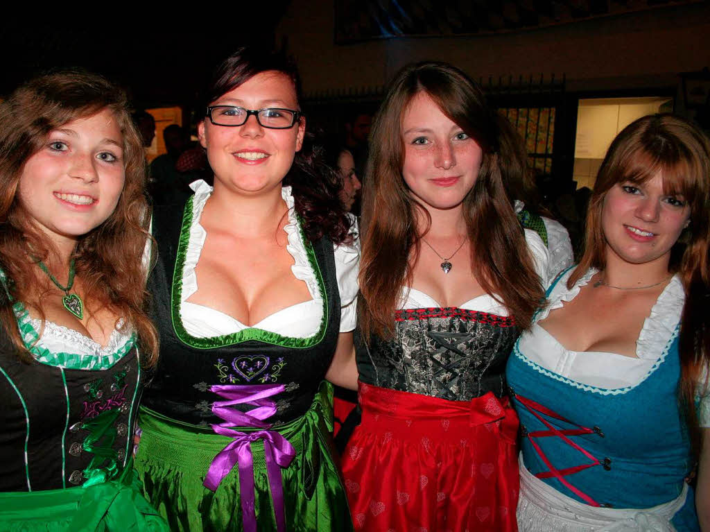 September: Im Dirndl kamen diese vier jungen Frauen zum Oktoberfest ins Clubheim Simonswald.