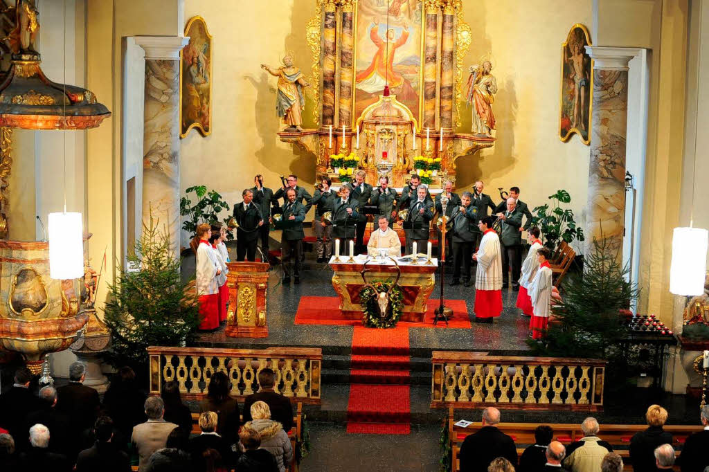 November: Der Pfarrer  feierte mit den Jgern und vielen Besuchern die feierliche Hubertusmesse in St. Stephan Oberwinden.