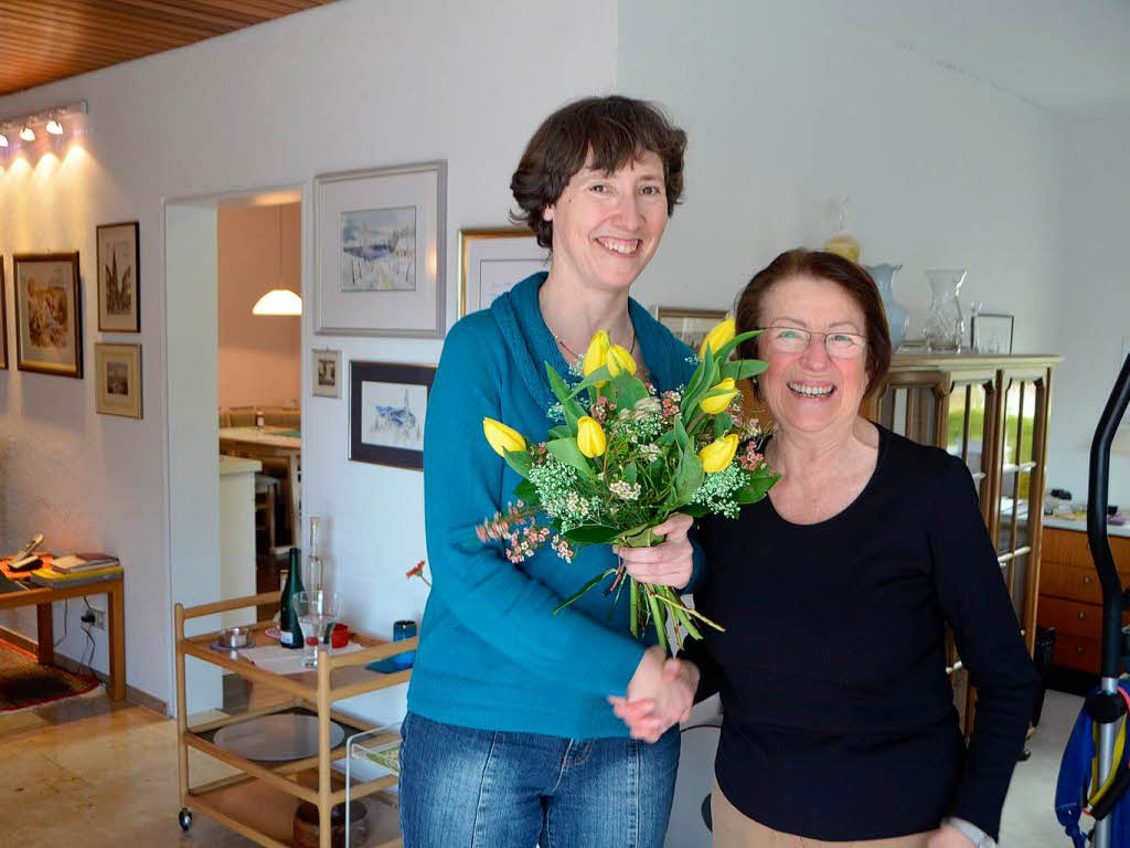April: Die Waldkircher BZ-Redaktionsleiterin Sylvia Timm verabschiedet Elfriede Mosmann als freie Mitarbeitern.