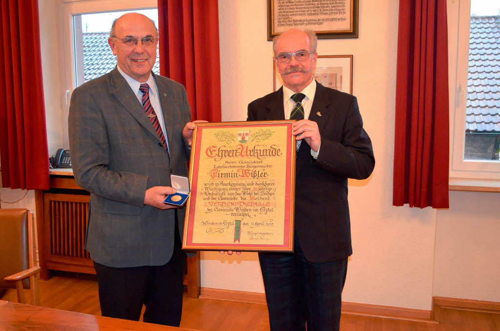 April: Verabschiedung von Gemeinderat Pirmin Wiler mit goldener Verdienstmedaille durch Brgermeister Clemens Bieniger.