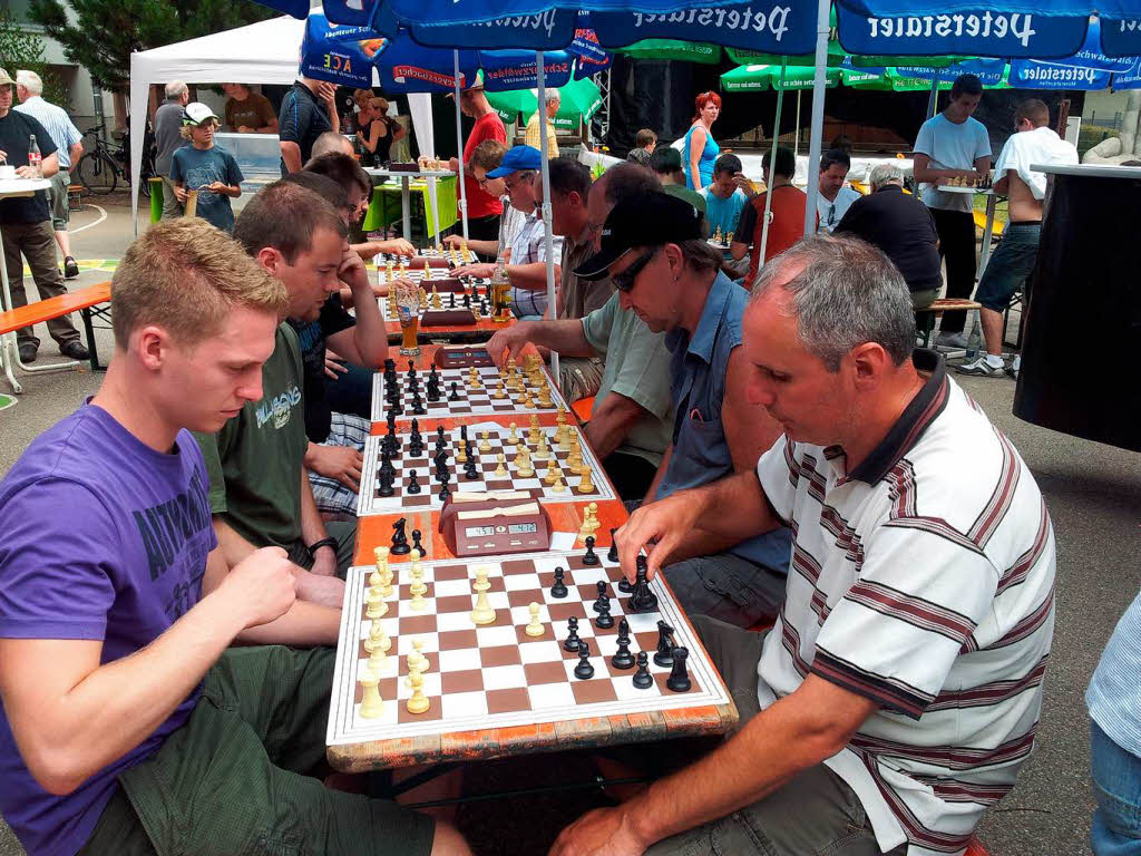 Juli: Der Schachclub Oberwinden lud  beim Dorffest  zum Blitzschachturnier. 50 Teilnehmer kmpften an 30 Brettern um den Sieg.