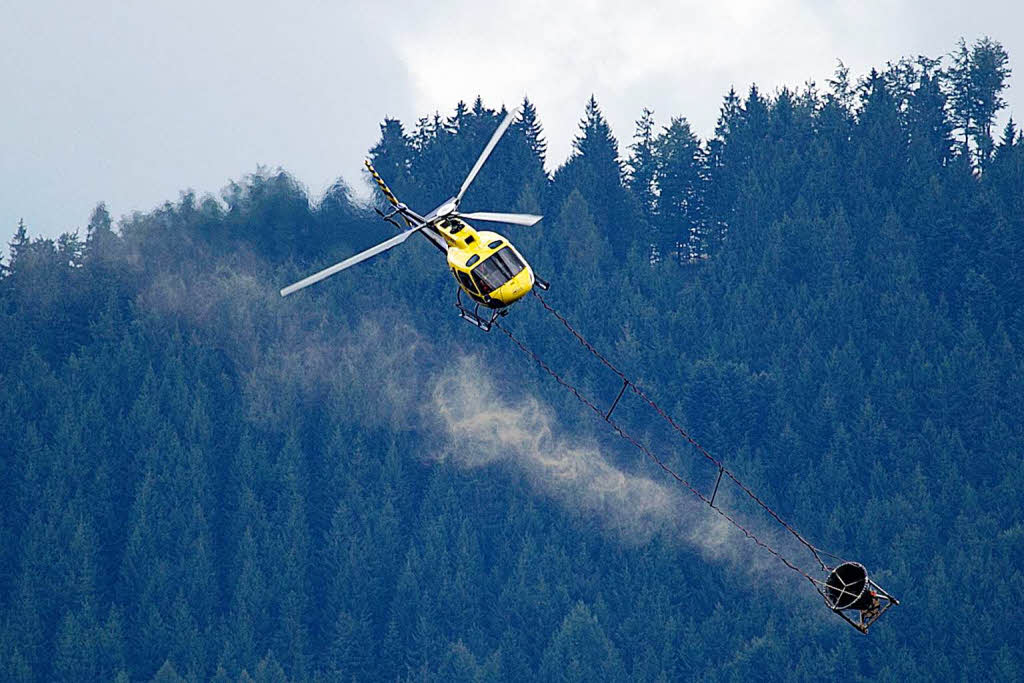 August: Bis zu 250 mal am Tag hebt der Helikopter ab, um den Wald mit Nhrstoffen zu versorgen.