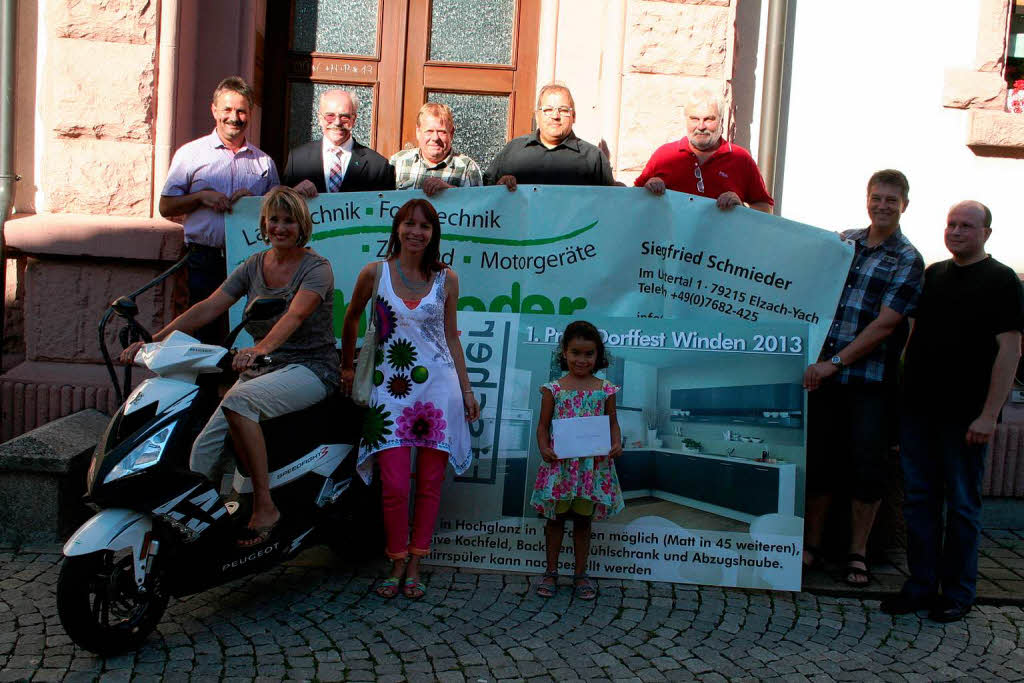 August: bergabe der Hauptpreise von Tombola beim Windener Dorffest 2013.