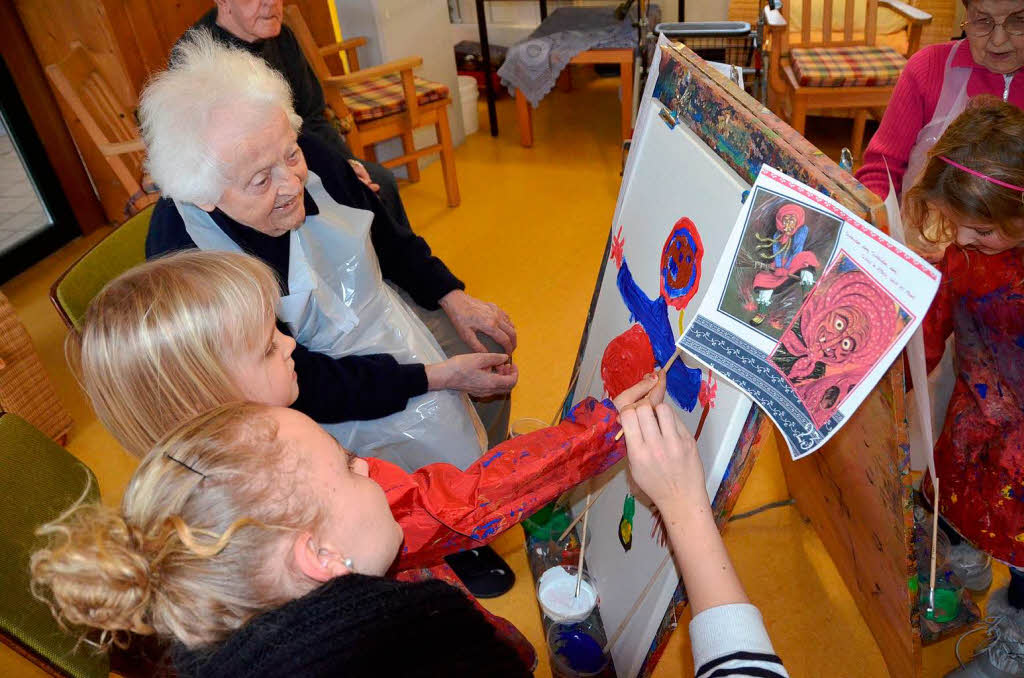 Januar: Kinder vom Kindergarten „Pfiffikus“ malen zusammen mit Senioren in St. Nikolai Fasnetsbilder.