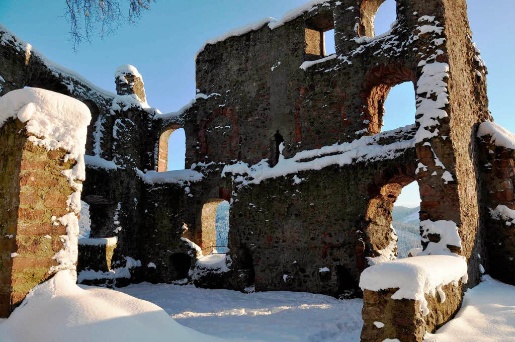 Februar: Kastelburg im Winter.