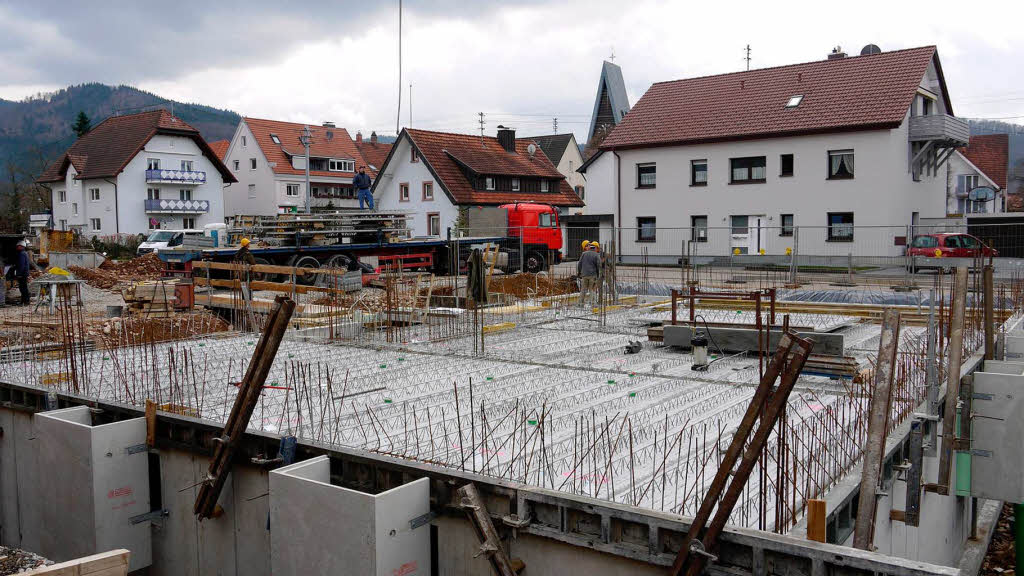 Mrz: In der Buchholzer Ortsmitte wird an den neuen Geschfts- und Wohnhusern schon krftig gebaut.