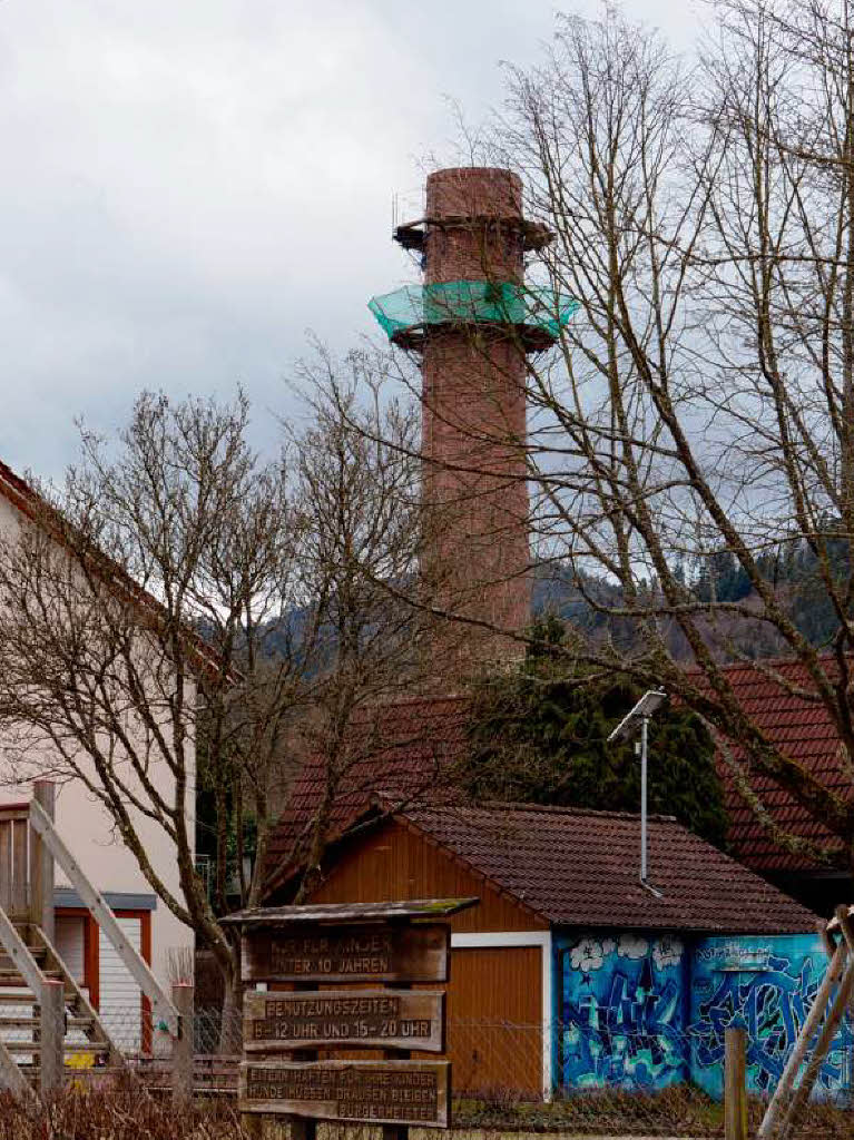 April: Es war einmal – der Schornstein der Ziegelei Geiser wird abgebaut, spter die ganze Ziegelei abgerissen.