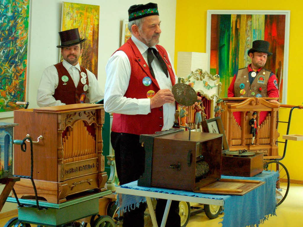 April: Zum Ende der Ausstellung von  Azam Mashadi spielten die Waldkircher Drehorgelfreunde  im Roten Haus auf.