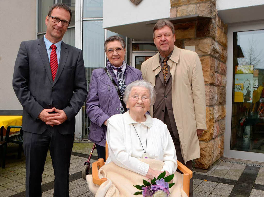 Mai: Ihren 102. Geburtstag feierte Maria Eberlin im Pflegeheim St. Nikolai; hier mit ihrer Tochter, Heimleiter Ruf und OB Leibinger.