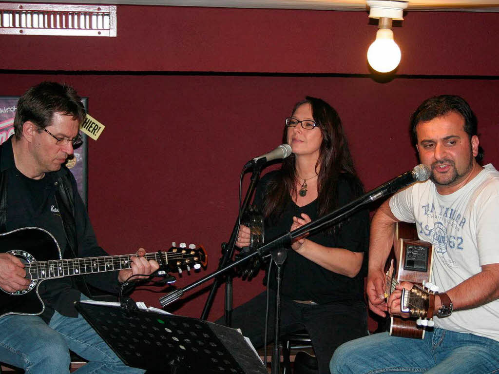 Mai: Der FC Kollnau veranstaltet die 1. Waldkircher Kneipennacht. Hier die Band Aca coustic im „Zum Kreuz“.