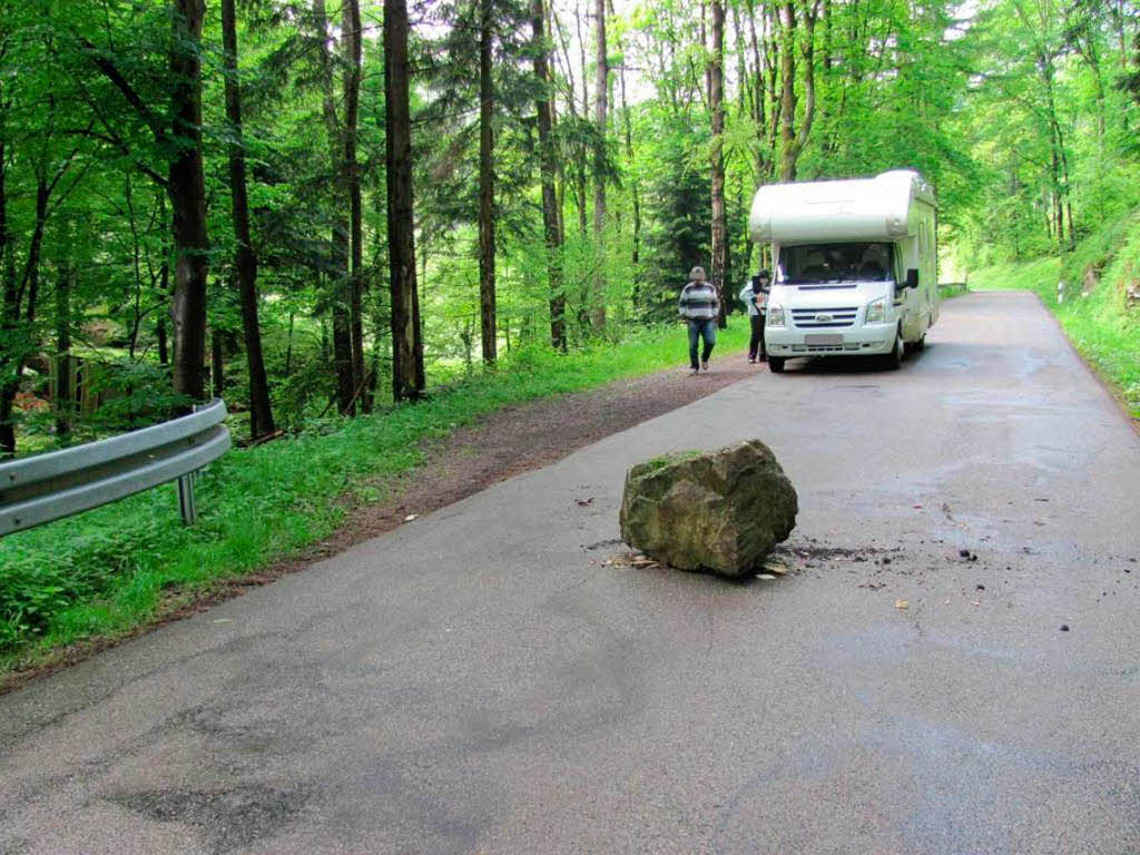 Mai: Ein Felsbrocken, der auf die Kandelstrae strzte. Zum Glck kam das Wohnmobil spter.