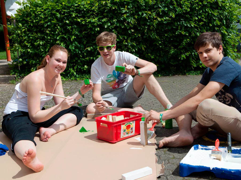 Juni: Bei der 72-Stunden-Aktion malen Mitglieder der KJG Kollnau selbstgemachte Baukltze fr den Kindergarten St. Carolus an.