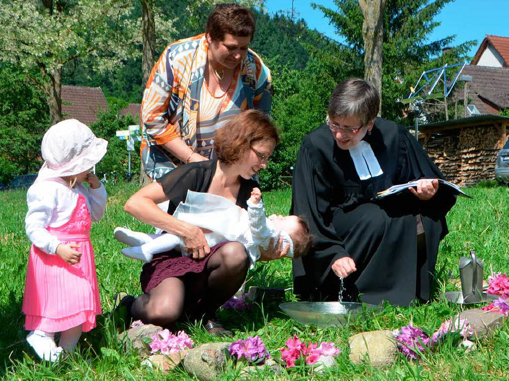 Juni: Mit Elzwasser getauft wurde am Sonntag die kleine Anna aus Freiburg von Pfarrerin Barbara Mller-Grtner an der Elz in Kollnau.