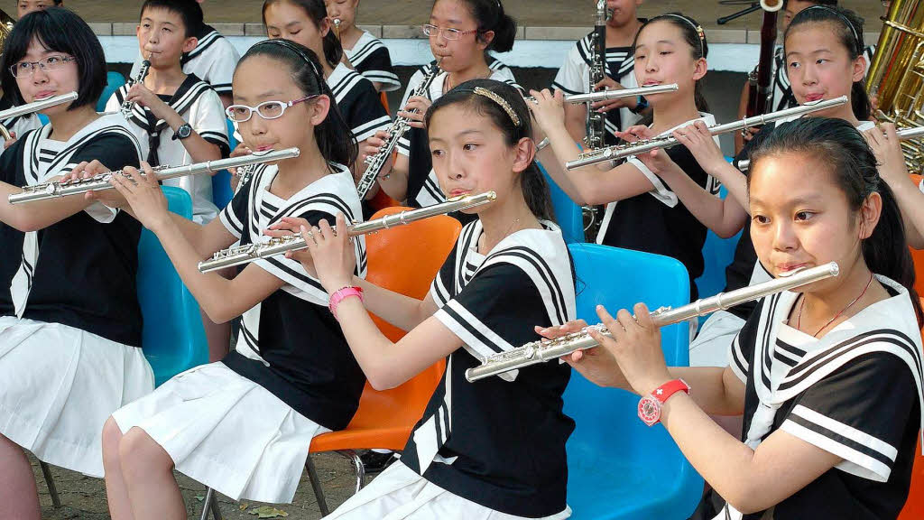 Juli: 55 chinesische Kinder aus Qingdao musizieren in Waldkirch.