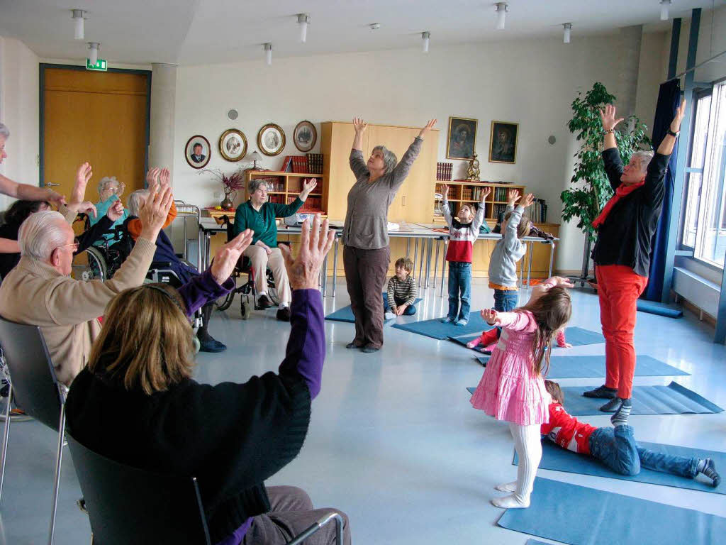 Dezember: Kindergartenkinder und Senioren in St. Nikolai begren beim Yoga gemeinsam die Sonne.