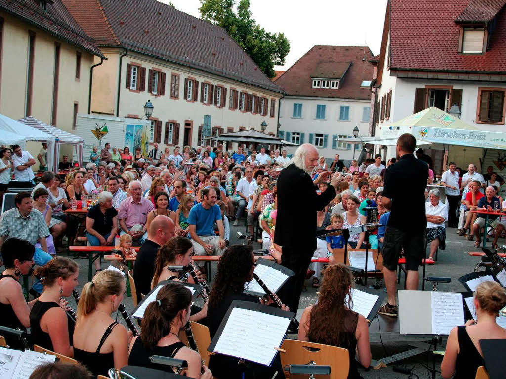 Juli: Die Musiker der Stadtmusik Waldkirch gaben ein tolles Sommerkonzert auf dem Platz vor der St. Margarethen Kirche.