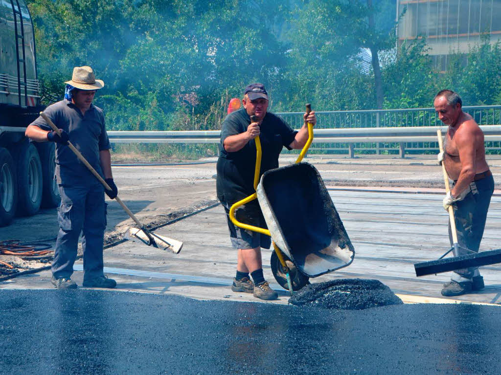 August: Einen heien Job haben diese Bauarbeiter bei der Brckensanierung am Hugenwaldtunnel.