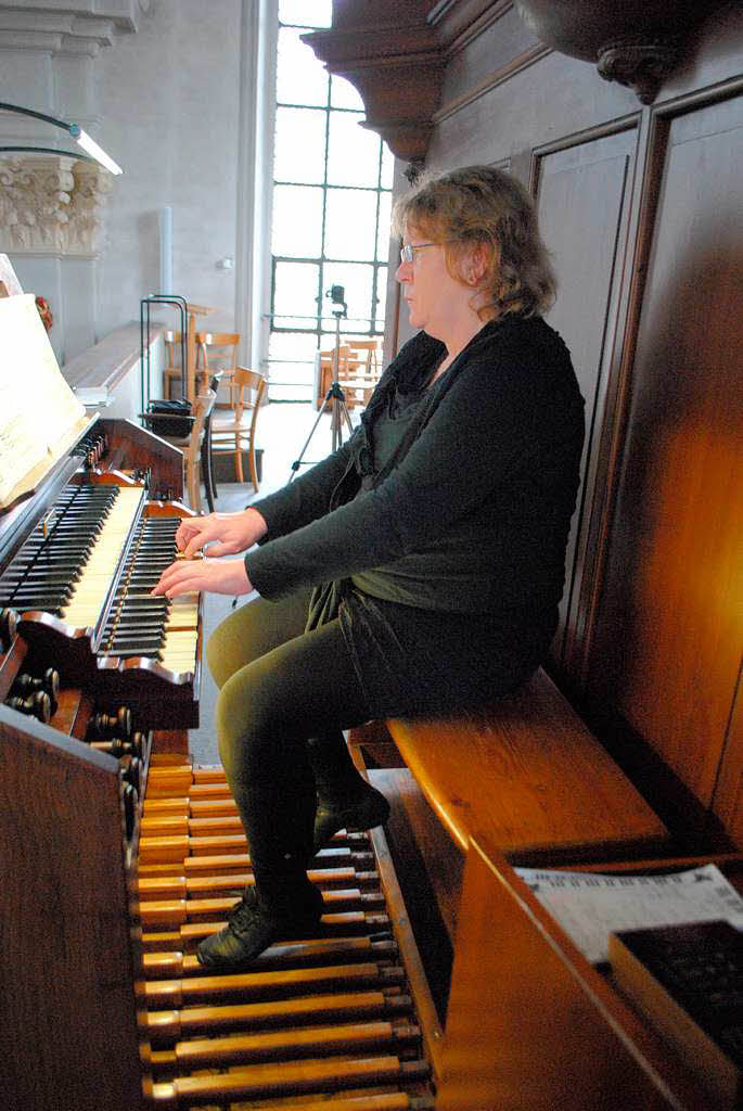 November: Karin Zastler spielt zum Jubilum der Neuapostolischen Gemeinde, die ihr Grovater gegrndet hat, die Orgel.