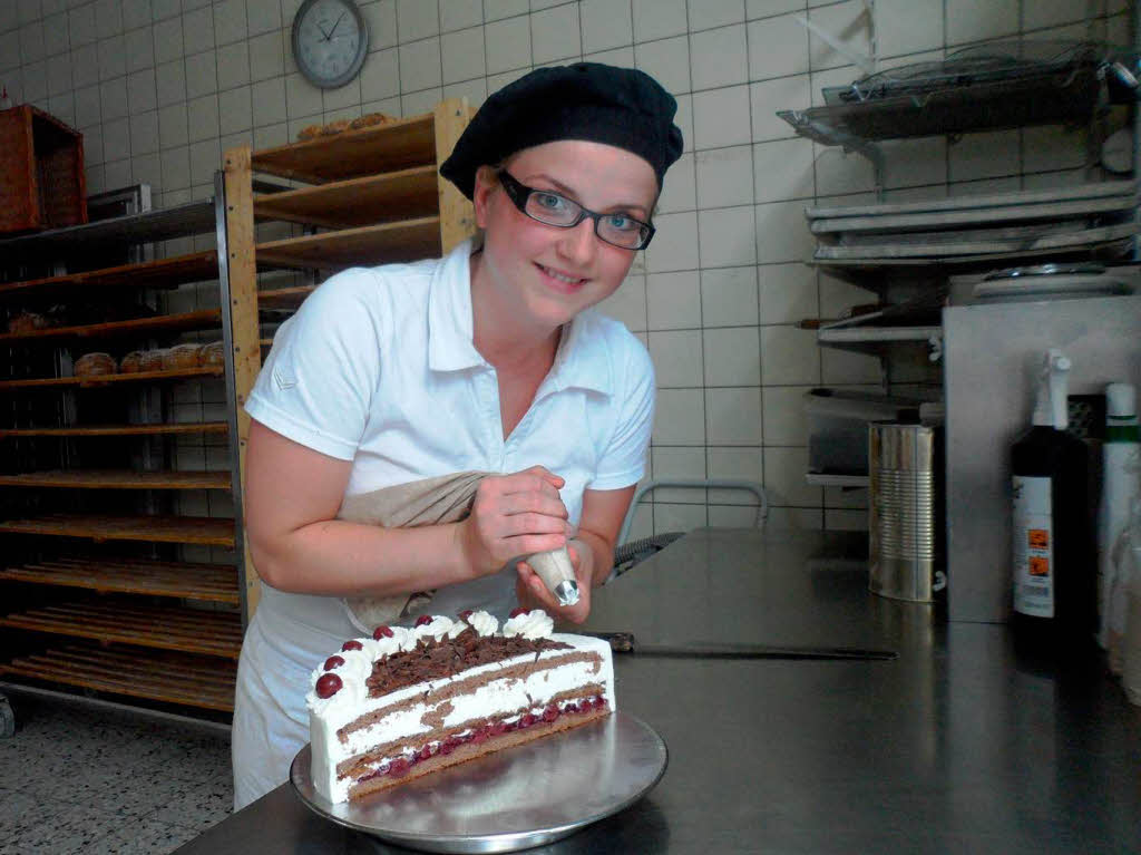 August: Marina Wiehl aus Freiburg lernt den Beruf des Konditors im Caf Schill und bereitet eine Schwarzwlder Kirschtorte.