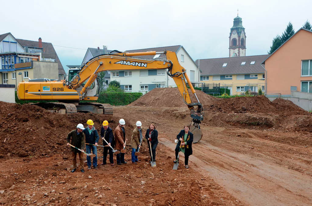 Oktober: Erster Spatenstich fr ein Wohnhaus der stdtischen Wohnungswirtschaft an der Hildastrae.