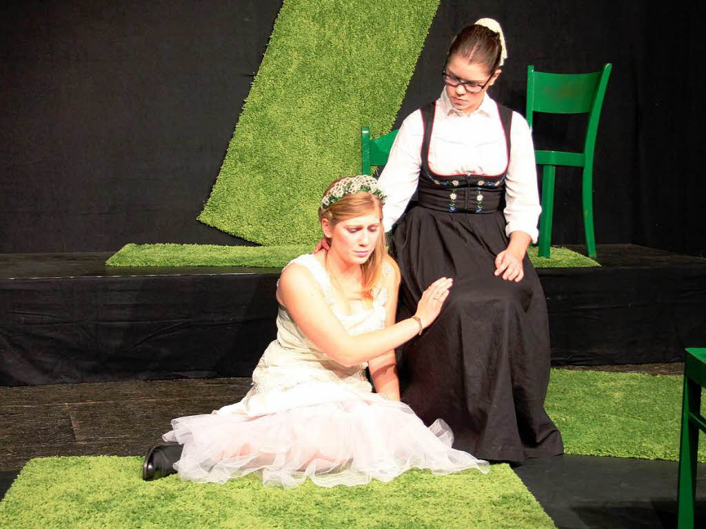 November: Die Jugendgruppe des Waldkircher Theatervereins zeigt „Leonce und Lena“.