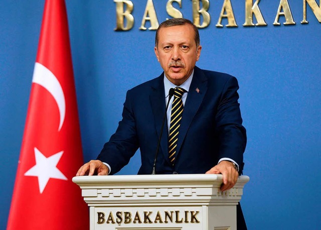 Unter Druck: Recep Erdogan, Ministerpr... Kabinett an zehn Positionen umbilden.  | Foto: AFP