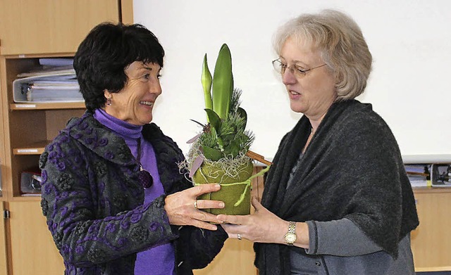Uta Weinbrenner (links) bekommt Blumen von Angelika Pummer.  | Foto: Evi Hoffmann