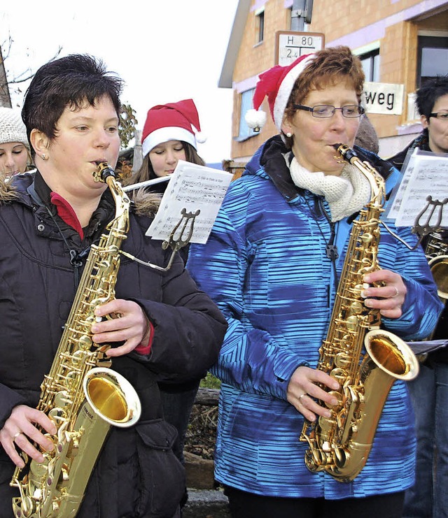 In Adelhausen ist es Tradition an Heiligabend musikalisch durchs Dorf zu ziehen.  | Foto: Petra Wunderle
